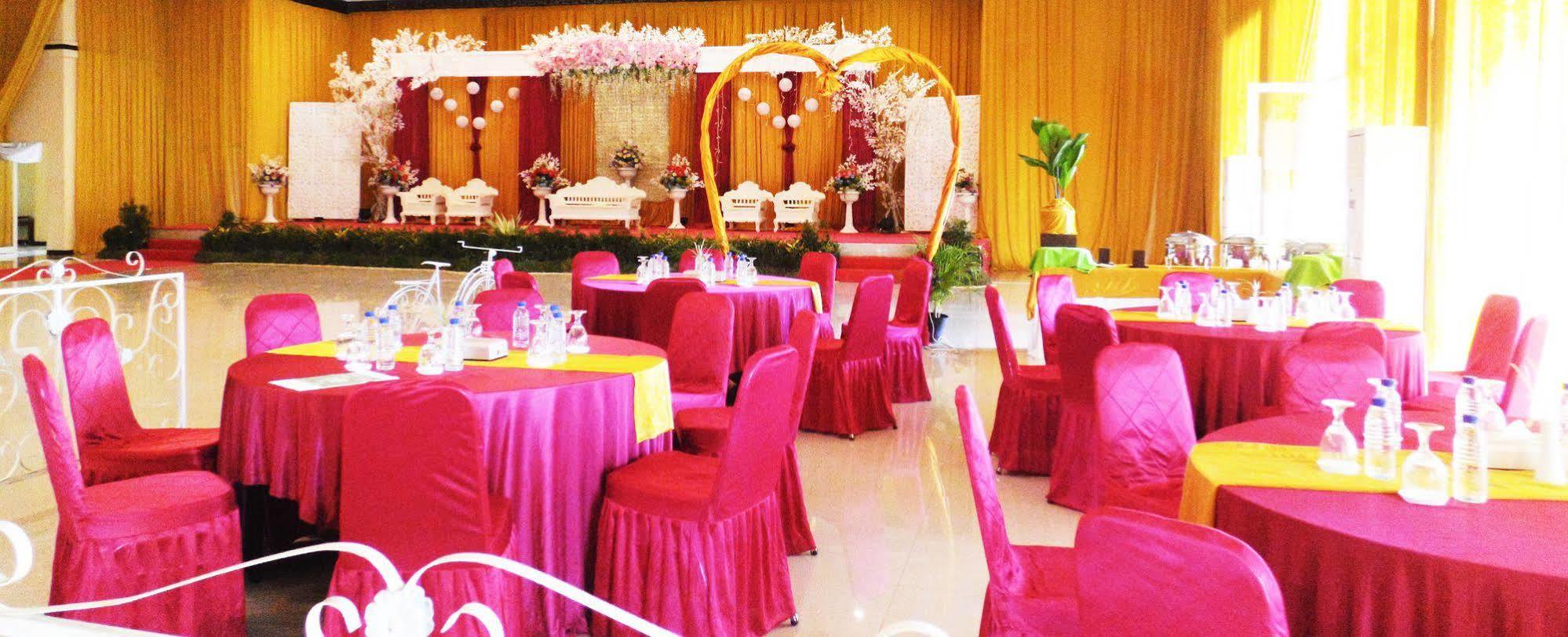 Grand Madani Hotel Mataram Esterno foto