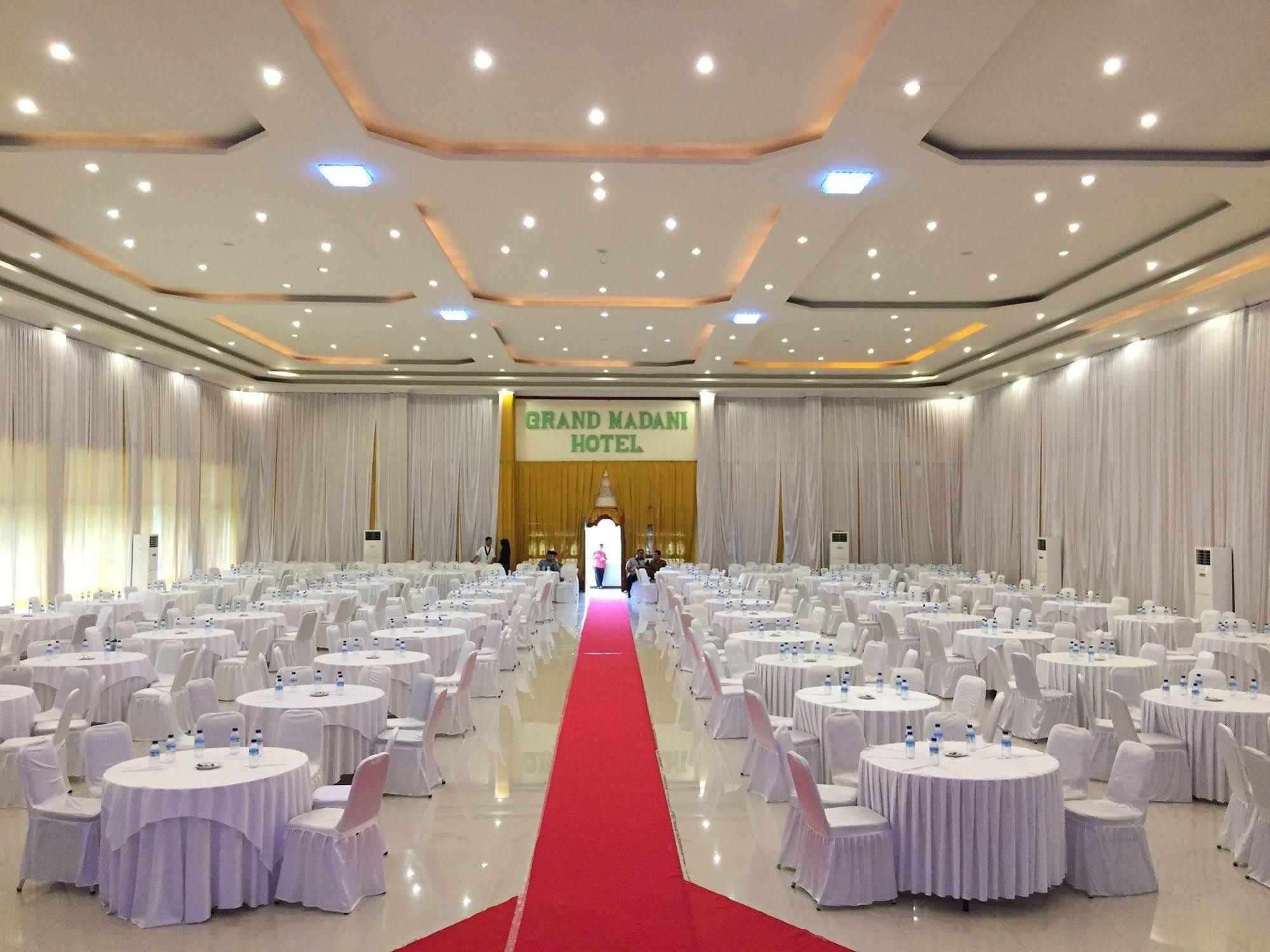 Grand Madani Hotel Mataram Esterno foto
